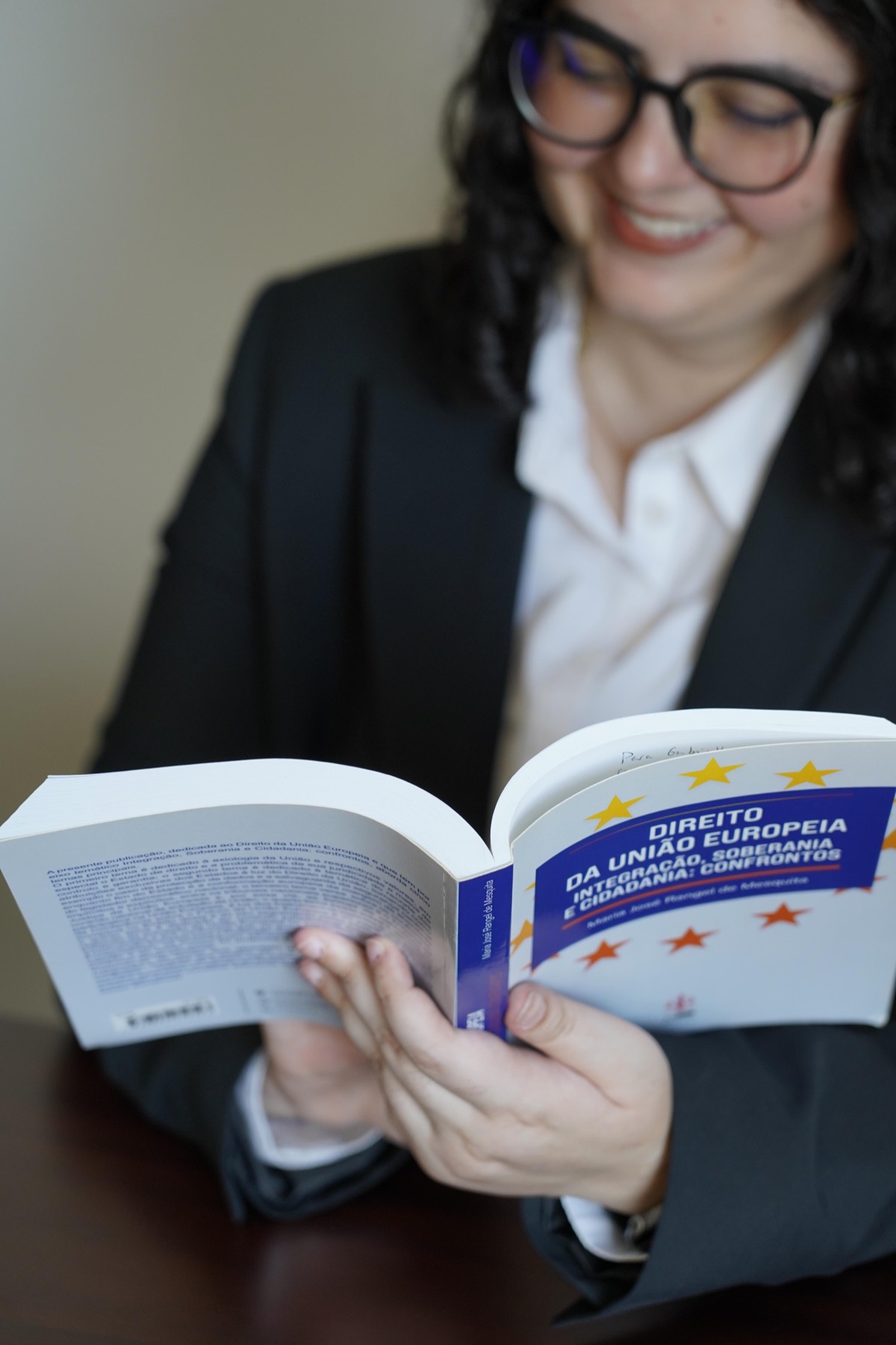 Gabrielly Carvalho a ler um manual de Direito da União Europeia